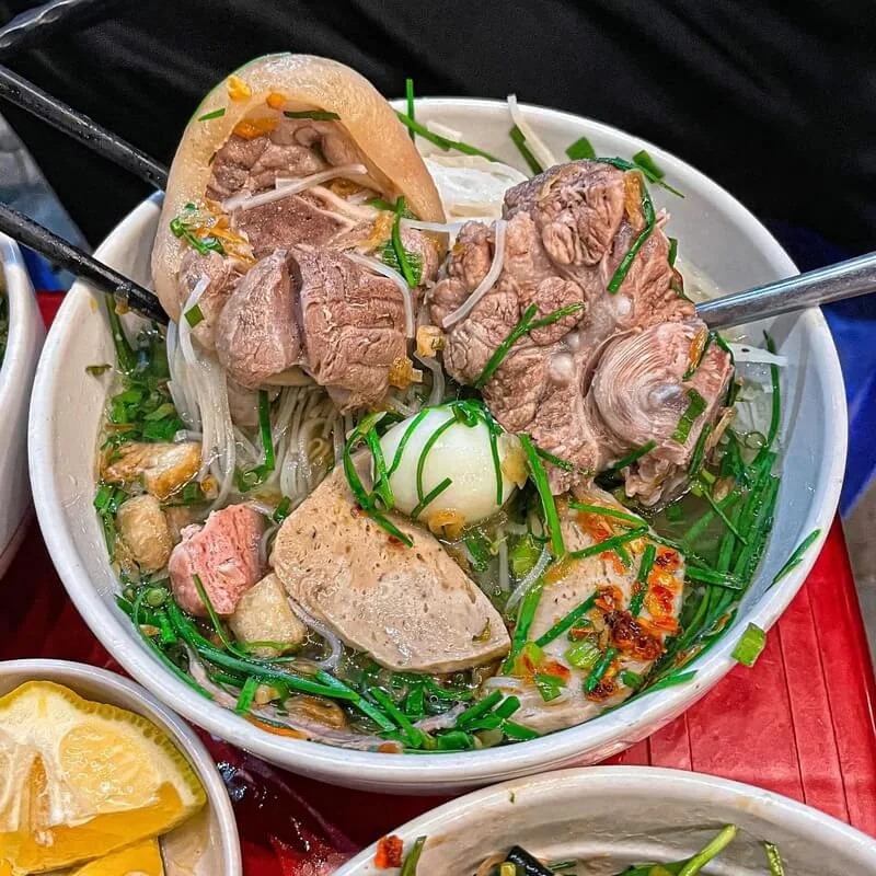 Quán hủ tiếu chị Hai - 190 Hồng Bàng