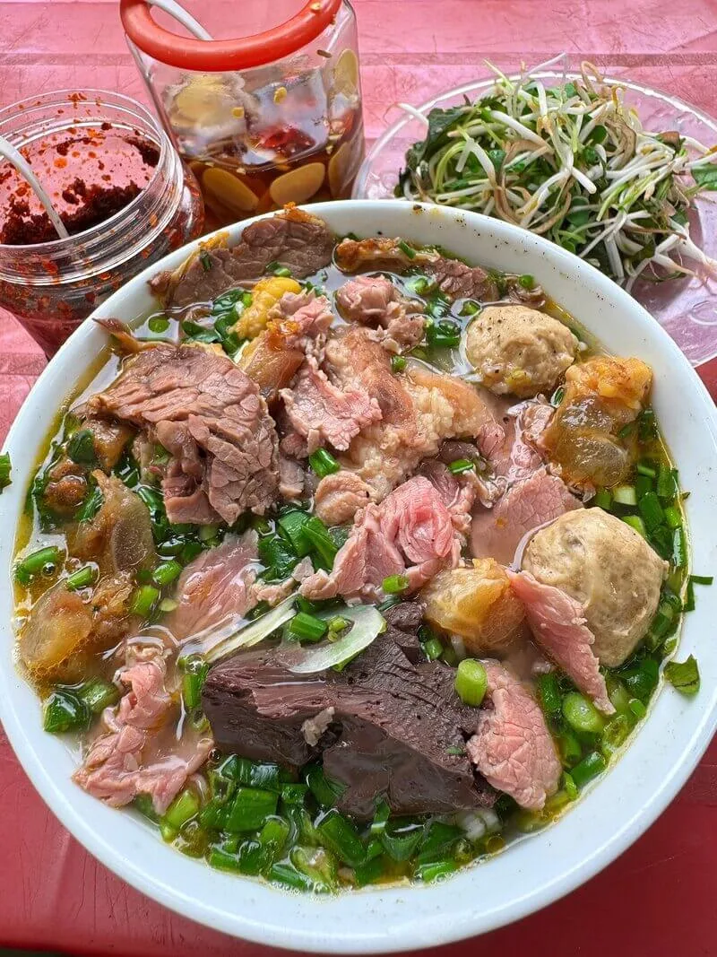 Quán Nhung Huế - Bún Bò Huế & Bún Hến 27 Đặng Tất
