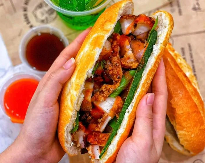 Bánh mì thịt quay Hà Hùng - 12C Hồng Bàng