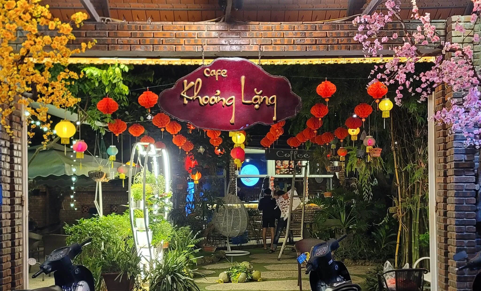 Cafe Khoảng Lặng - Số 5 Lê Bá Tùng