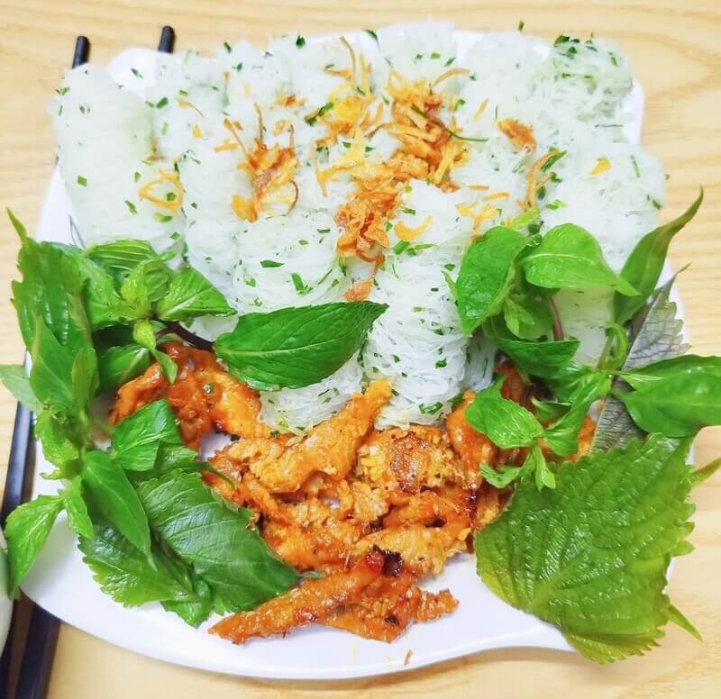 Top 4+ quán bánh hỏi ở Vinh: Heo quay giòn bì & nước mắm đậm đà