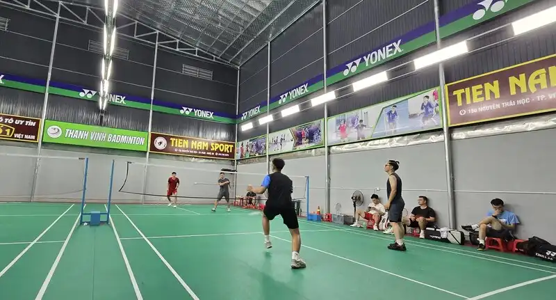 Top 5+ sân cầu lông ở Vinh đáng trải nghiệm: Chi tiết sân & mức giá