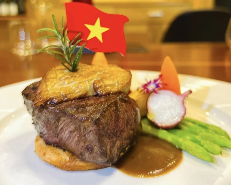 Bò bít tết ở Vinh: Từ nhà hàng Âu sang chảnh đến quán bình dân